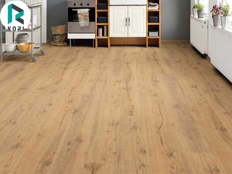 Sàn gỗ Hornitex 456 vân gỗ nổi bật không gian.