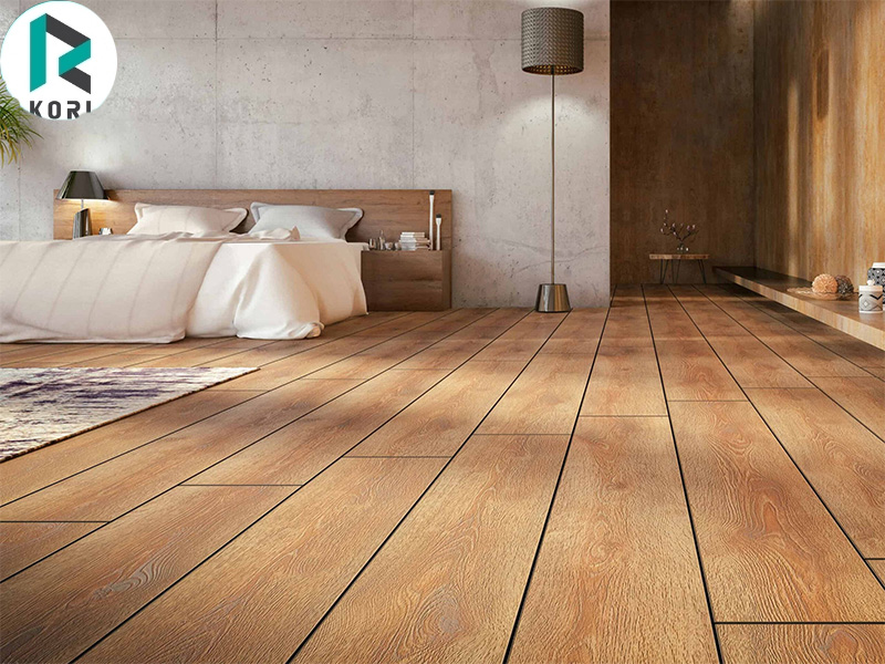 Phòng ngủ ấm cúng với sàn gỗ.
