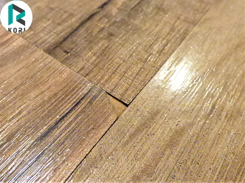 Sàn gỗ bị cong vênh.