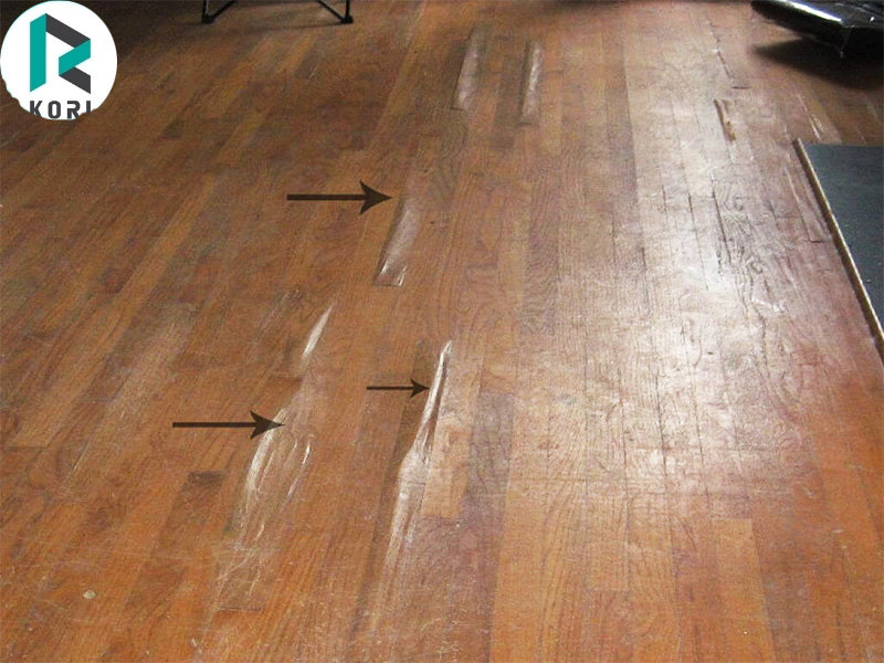 Sàn gỗ bị ngấm nước.