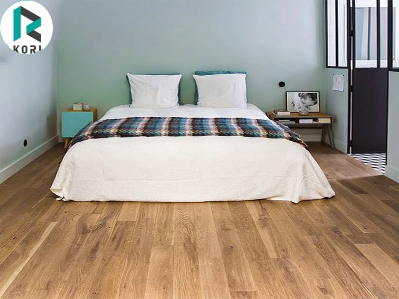 Phòng ngủ với sàn gỗ màu sắc đẹp.